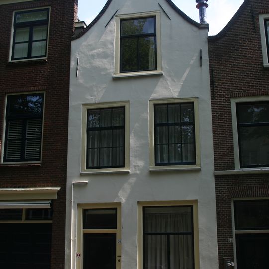 Pand met gepleisterde tuitgevel