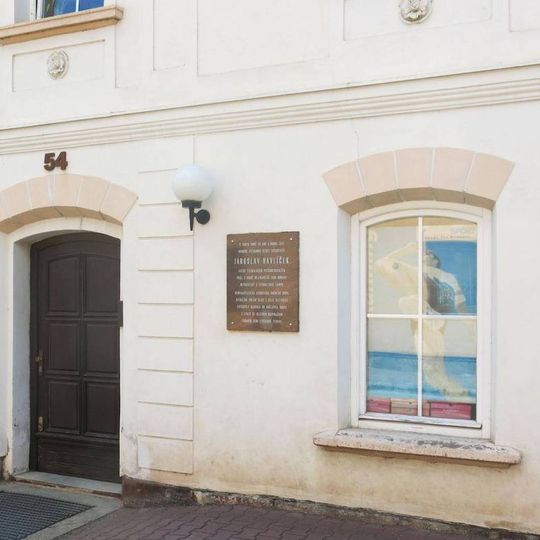 Pamětní deska Jaroslava Havlíčka na domě Dolení 54 v Jilemnici