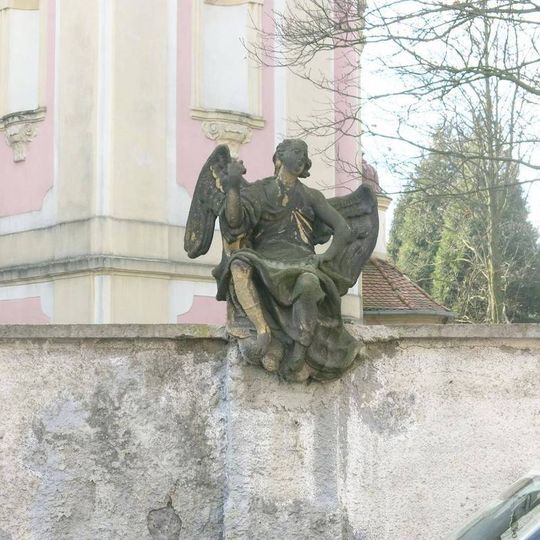 Socha na hřbitovní zdi v Karlovarské ulici v Klášterci nad Ohří