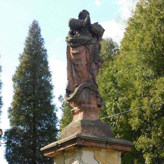 Socha Immaculaty u kostela v Jesenici