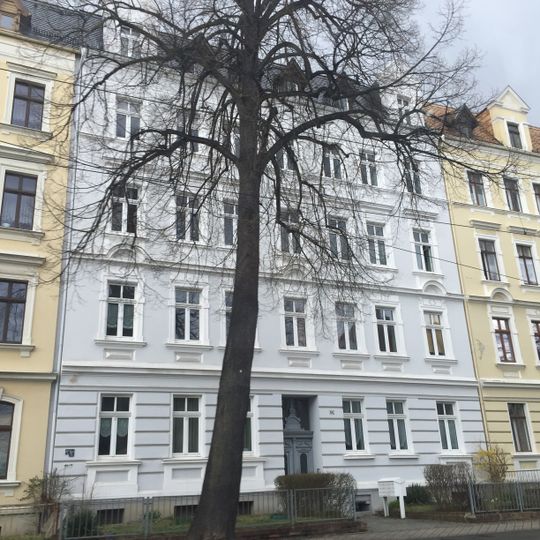 Mietshaus in geschlossener Bebauung mit Vorgarten Biesnitzer Straße 66