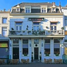 Voorgevel over het water