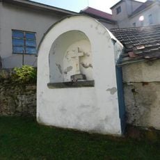 Výklenková kaple v ohradní zdi kostela v Trhovém Štěpánově