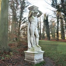 Socha Atlanta 3 v zámeckém parku v Měšicích