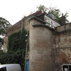 Achterhuis, zichtbaar van de Kleine Spuistraat met op de hoek halfronde traptoren en achtergevel met drielichtsvenster