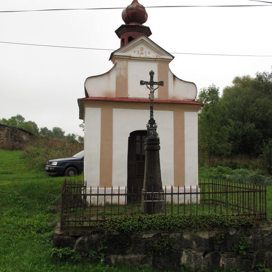 Kříž u kaple v Nuzíně
