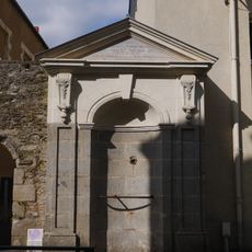 Fontaine, 90 rue de Rennes, Laval