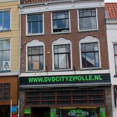 Winkel met bovenwoning met lijstgevel en jongere winkelpui in de stijl van de Amsterdamse School