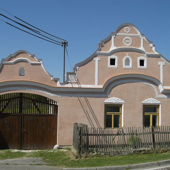 Průčelí a brána s brankou usedlosti čp. 18