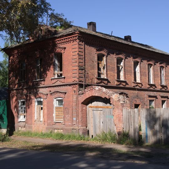 Жилой дом с воротами