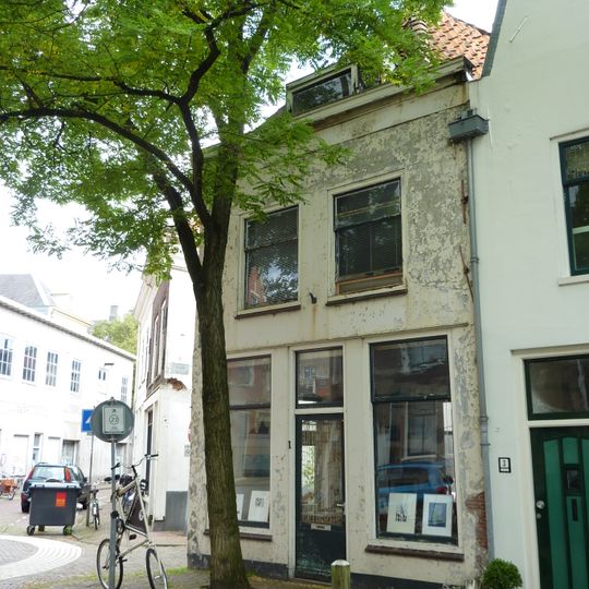 Hoekpand met aantrekkelijke gevel