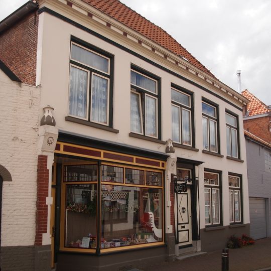 Vijf traveeën breed pand met rechte gevel