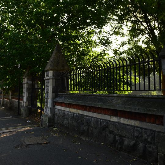 Walls To Ealing Cemetery