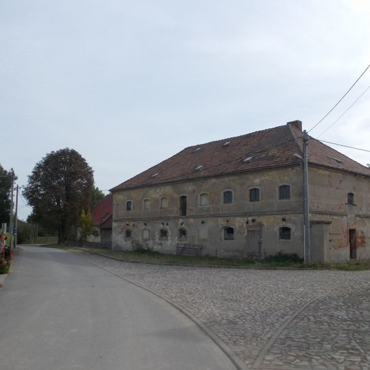 Schloss, nördlicher Pferdestall und Pflaster des ehemaligen Wirtschaftshofes eines Rittergutes sowie Reste des Gutsparks Schlosshof 2; 7; 9