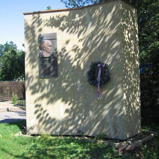 Památník Dr. Františka hraběte Lutzowa u vchodu do zámeckého parku v Žampachu