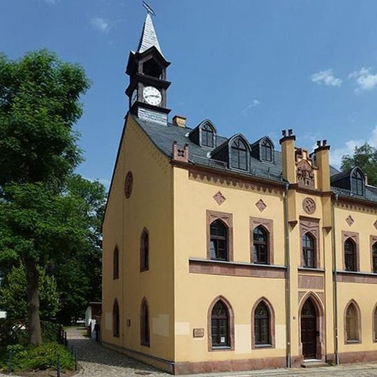 Ehemaliges Hospital in halboffener Bebauung, heute Wohnhaus Clemens-Pfau-Platz 2