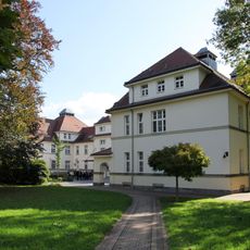 Building B10: Clinic building in the style of reform architecture (individual monument to ID no. 09284584) Hufelandstraße 15