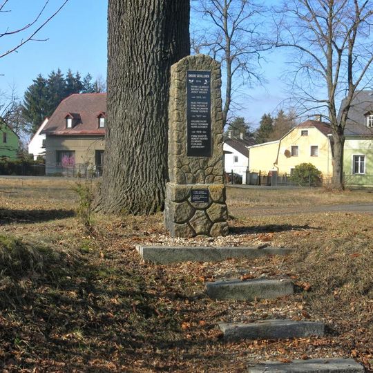Pomník padlým turnerům za sokolovnou ve Filipově