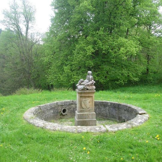 Kašna se sochou u zámku Nečtiny