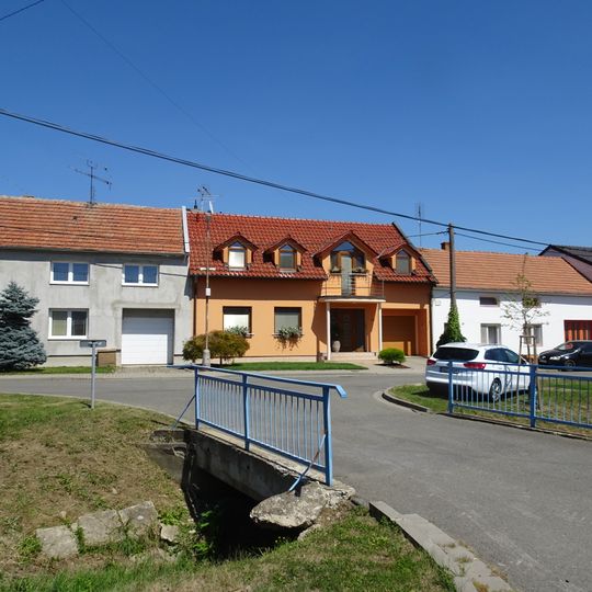 Most přes Hořenůšek v Široké ulici v Újezdci