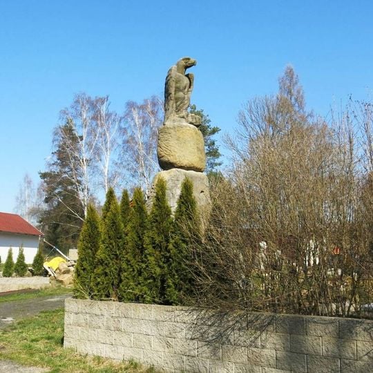 Socha orla u domu 120 v Postřelné