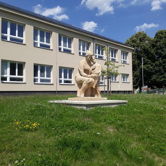 Socha u základní školy v Pacově