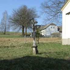 Kříž v Mirotíně u kaple