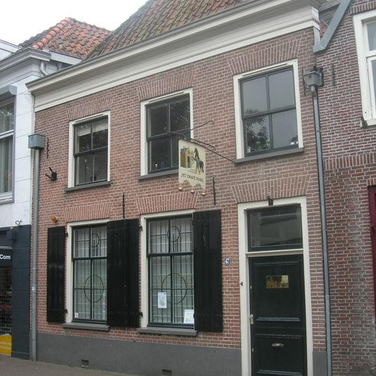 Oude Barnevelder Veerhuis "het zwarte Paard" genaamd. Uithangteken. Lijstgevel, vensters met luiken