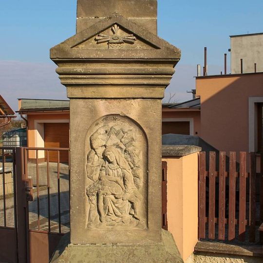 Kříž v Hrabí u hlavní silnice