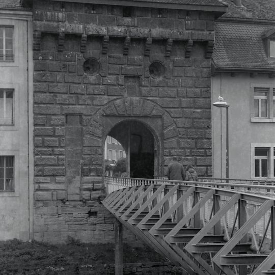 Ehemalige Kaserne mit Stadtmauerturm und Offizierspavillon