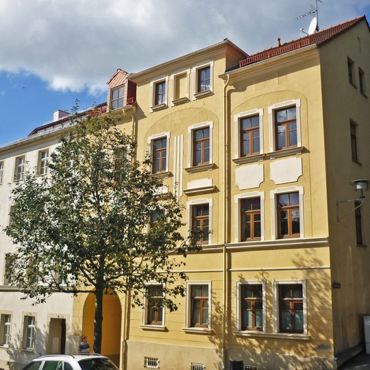 Wohnhaus in nach links in geschlossener Bebauung, Eckhaus zum Luthersteig Schanze 10