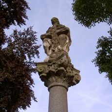 Dreifaltigkeitssäule an der Friedhofsmauer