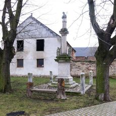 Mariánský sloup na návsi ve Vrskmani