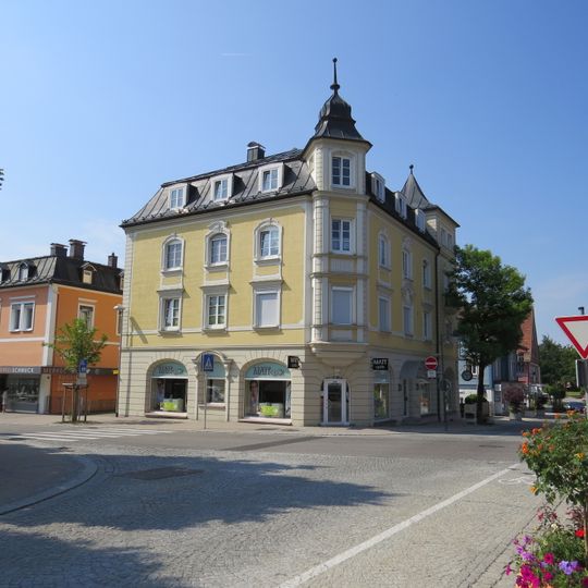 Wohn- und Geschäftshaus