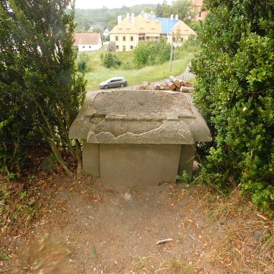 Socha na terase zámku ve Valči před východním průčelím