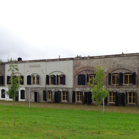 Fort Nieuwersluis: Bomvrije kazerne
