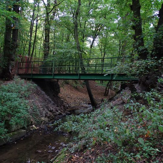 Lávka přes Kunratický potok v místě vtoku do areálu Thomayerovy nemocnice