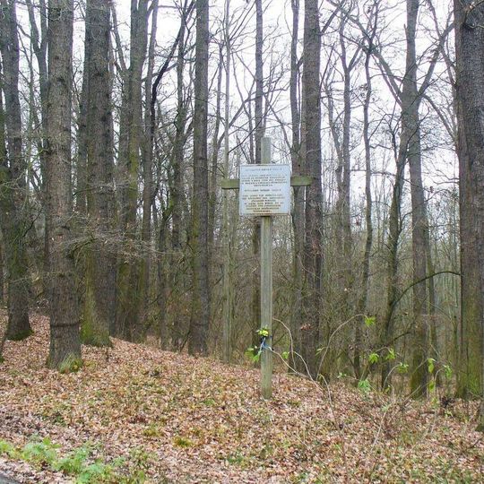 Pomník obětí z let 1943-45 u silnice z Levonic do Postoloprt