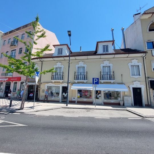 Casa no Largo do Cardal, n.º 2 a 16