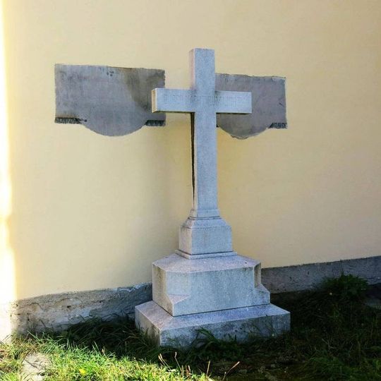 Kříž u kostela v Třebušíně