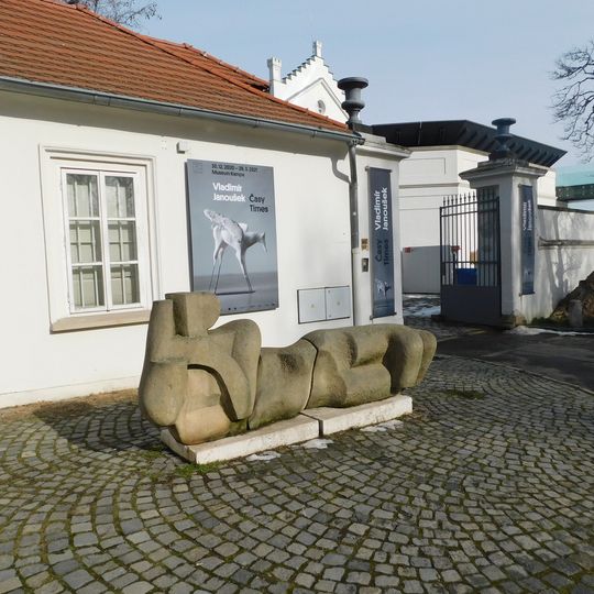 Socha ležící postavy u Sovových mlýnů na Kampě