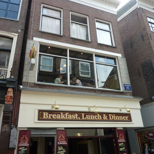 Pand met gevel onder rechte lijst