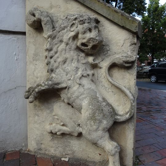 Wohnhaus mit Löwenreliefs