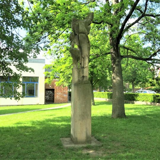 Socha Pěvec u školy v ulici Jana Amose Komenského v Čelákovicích