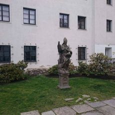 Socha ve dvoře Prácheňského muzea v Písku