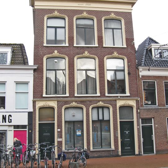 Woonhuis met twee verdiepingen en forse kroonlijst