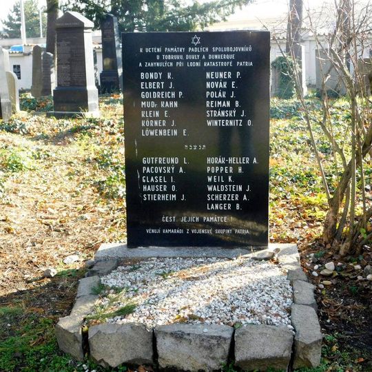 Pomník padlým židovským vojákům z 2. světové války na novém židovském hřbitově na Olšanech