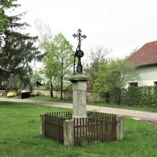 Kříž na návsi ve Spikalech