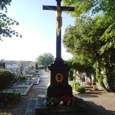 Centrální kříž na hřbitově ve Slavkově u Brna