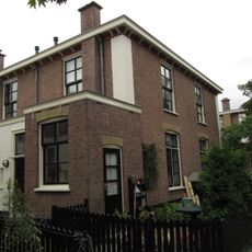 Blok van vier rug-aan-rug gebouwde woningen op vierkante plattegrond, bestaande uit begane grond en verdieping onder een plat dak